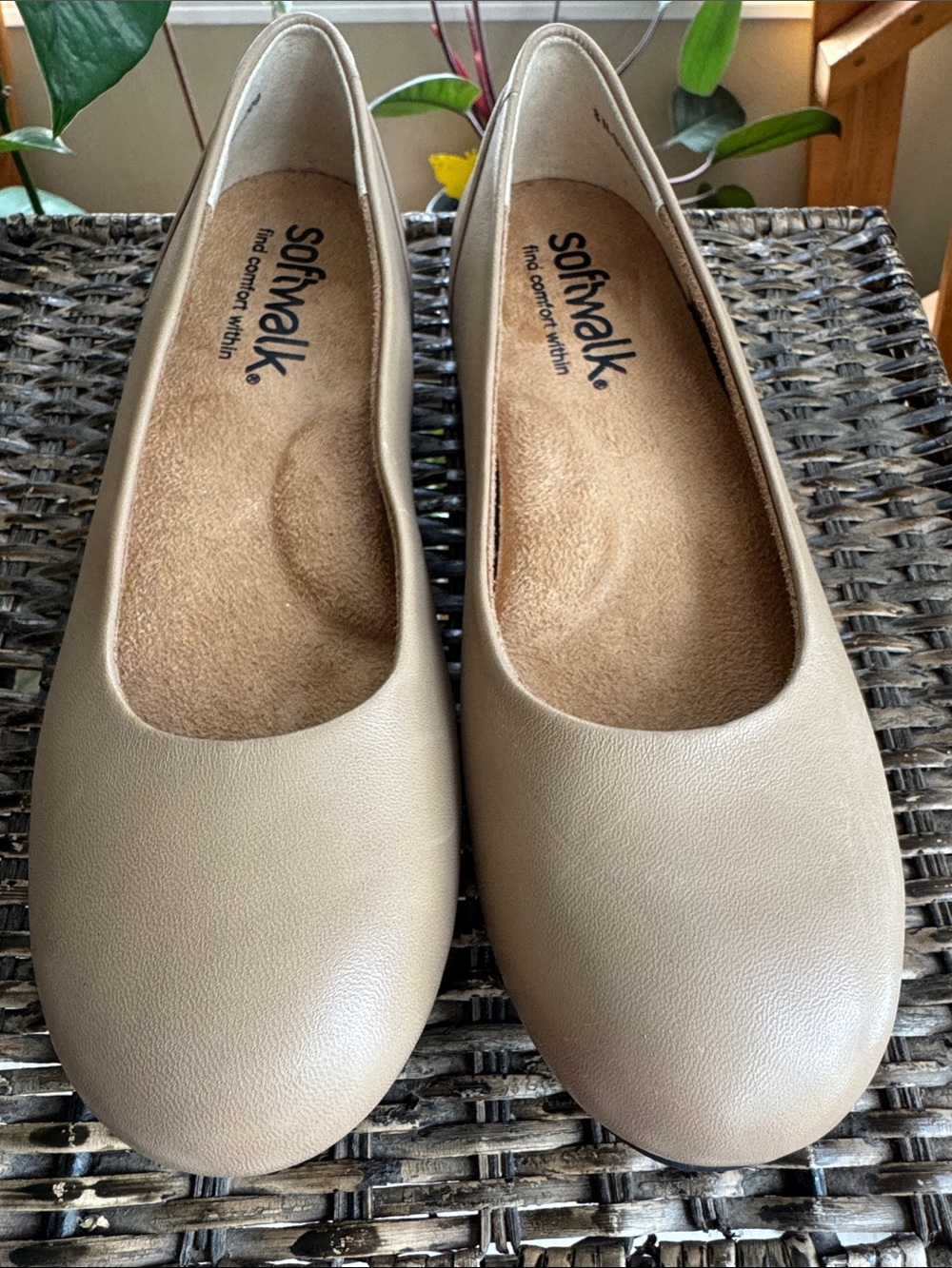 SoftWalk Women's Tan Leather Slip-On Flats Womens size 8